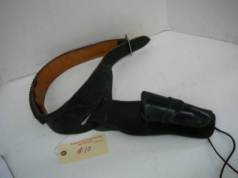 lot 10 image: Leather Holster Western Style