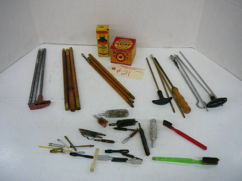 lot 21 image: Gun Cleaning Items