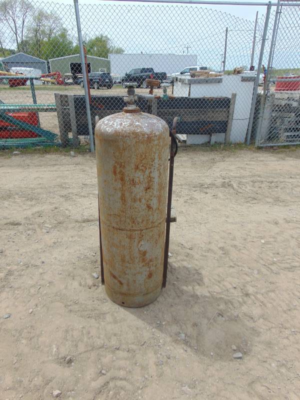 lot 87 image: Portable Air Tank With Cart