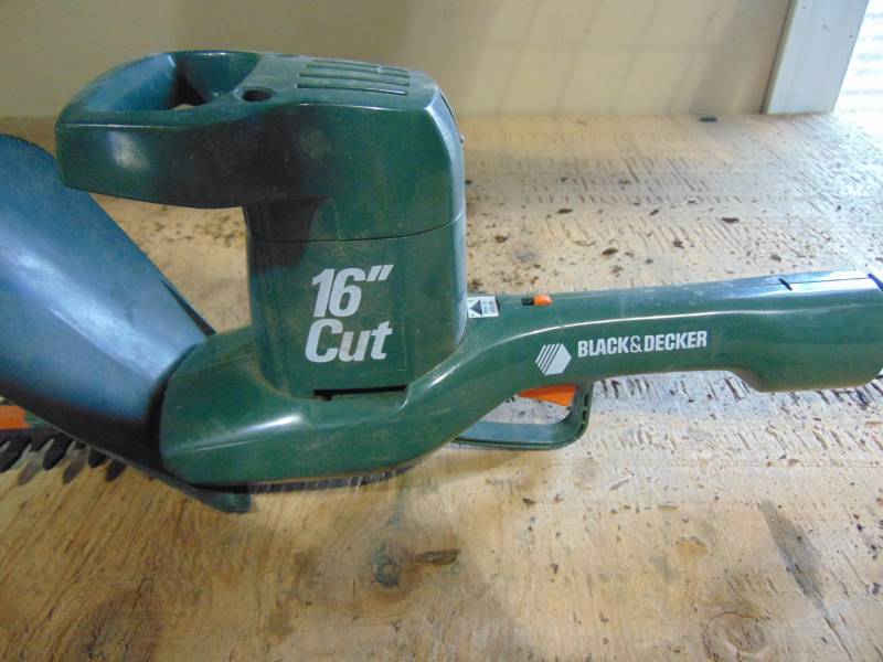 lot 104 image: Electric Hedge Trimmer