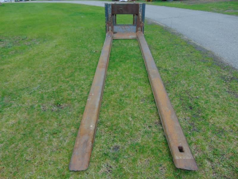 lot 118 image: Quick Tach 16 Forks for Wheel Loader