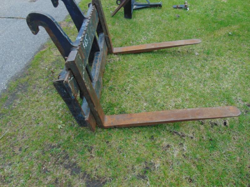 lot 119 image: Quick Tach 4 Forks for Wheel Loader
