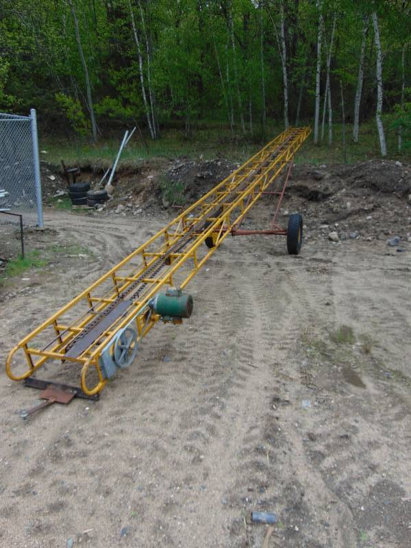 lot 133 image: Farm Duty 40 Bale Elevator