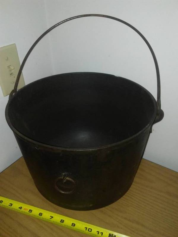 lot 62 image: Cast pot cauldron with handle