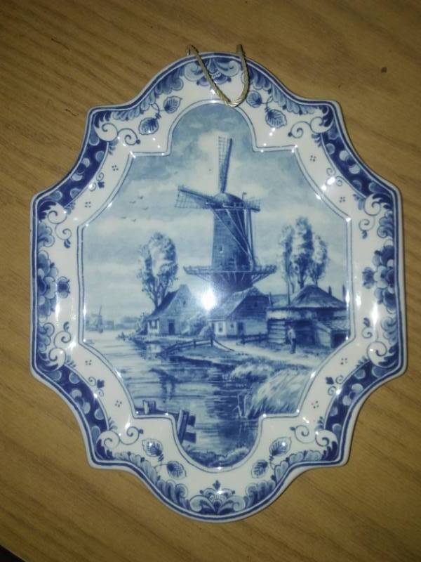 lot 64 image: West Raven Holland hanging decor Thomas COA.