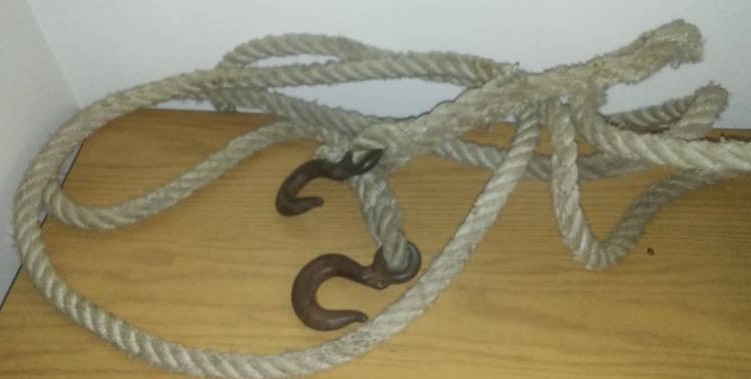 lot 77 image: 18 ft tow rope, 2 hooks - good.