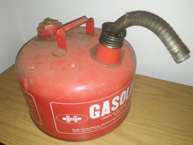 lot 80 image: 2.5 gallon metal gas can