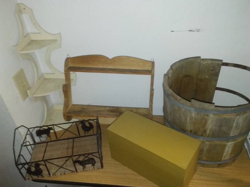 lot 82 image: 5 shelf or containers.