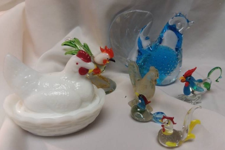 lot 165 image: Collection of glass chickens and roosters.