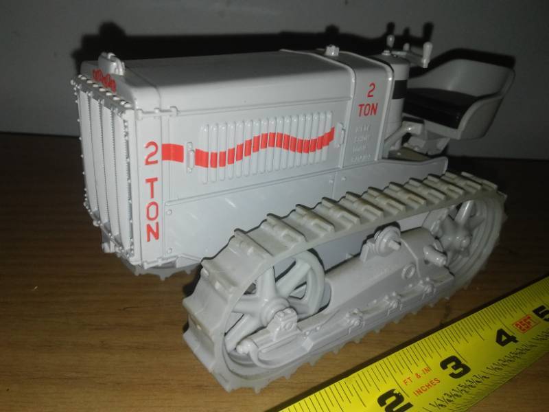 lot 111 image: Caterpillar 2-ton track tractor - Ertl.
