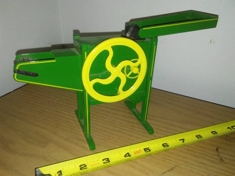 lot 121 image: John Deere Grain Mill