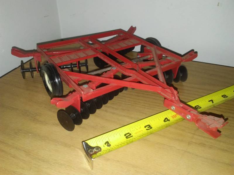 lot 122 image: International Harvester 4 gang disc.