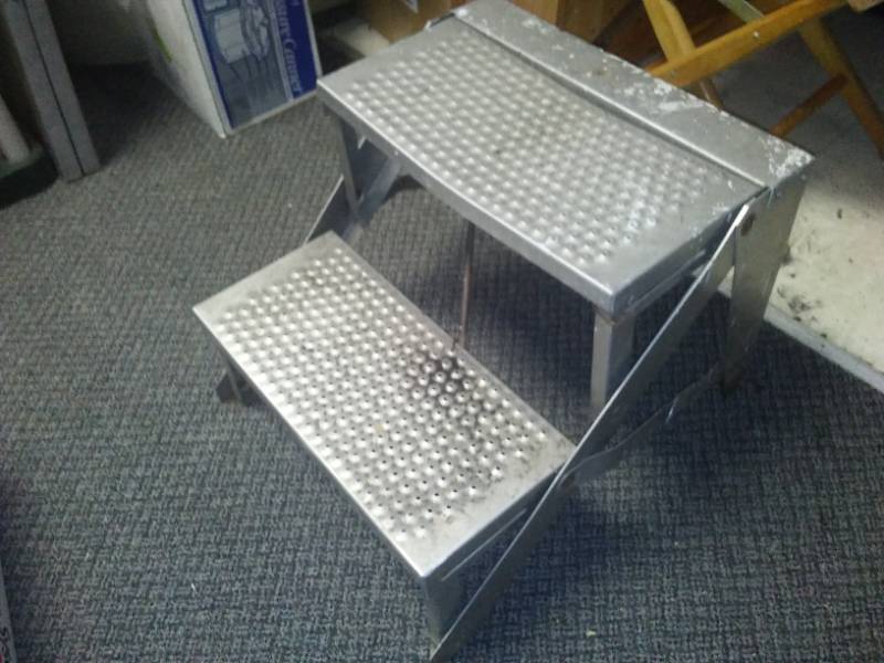 lot 143 image: Aluminum steps - reinforced.