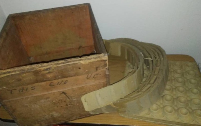 lot 150 image: Vintage egg crate box with dividers.