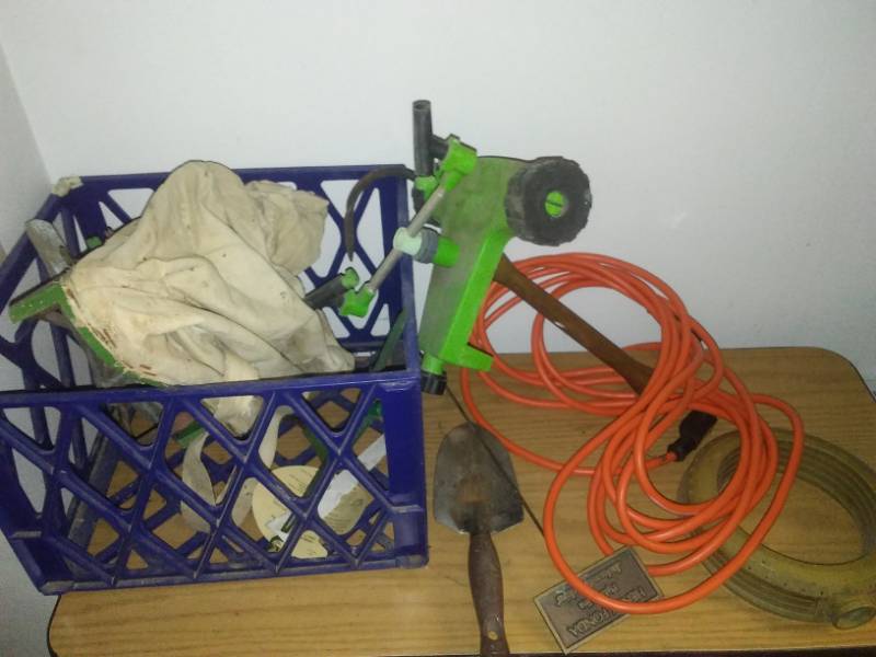 lot 192 image: Crate, extension cord, lawn and garden, Vintage seeder.