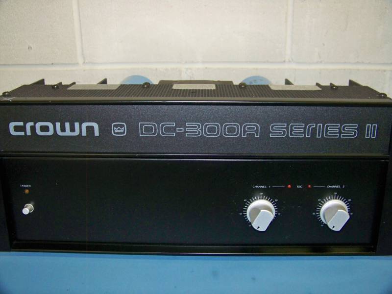 lot 128 image: (2) Crown, 2-Channel, CommercialProfessional, Power Amplifiers  Amps for PARTS  REPAIR