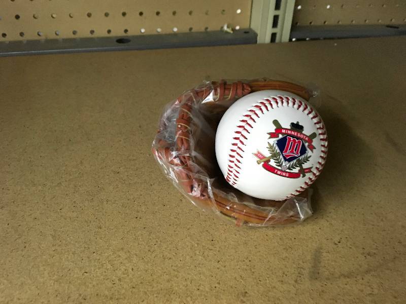 Minnesota Twins Baseball & Mini Glove
