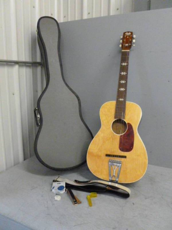 lot 10 image: Acoustic Guitar