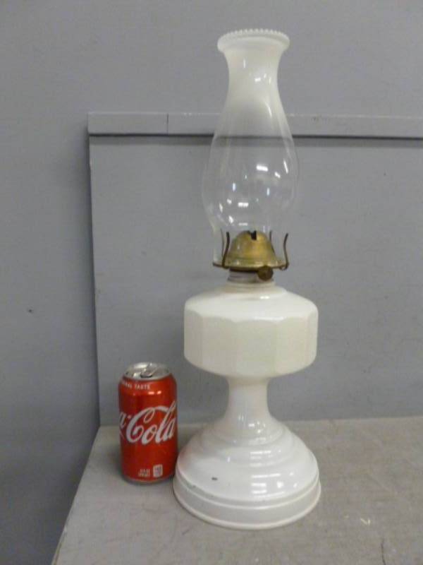 lot 11 image: Vintage Oil Lamp