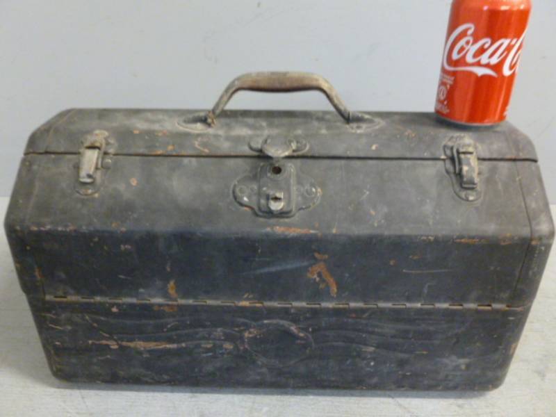 lot 13 image: Vintage Tackle Box