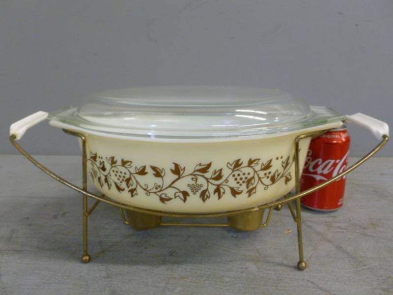 lot 16 image: Vintage Pyrex