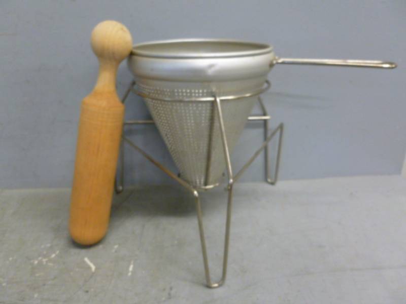 lot 27 image: Colander
