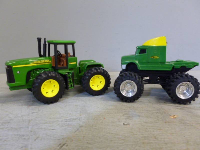 lot 98 image: John Deere Toy Tractor
