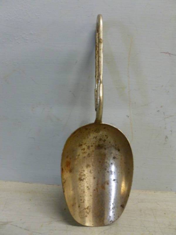 lot 119 image: Vintage Flour Scoop