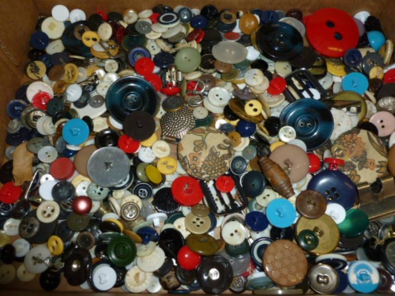 lot 135 image: Vintage Buttons