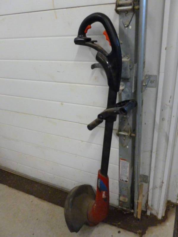 lot 187 image: Toro Trimmer