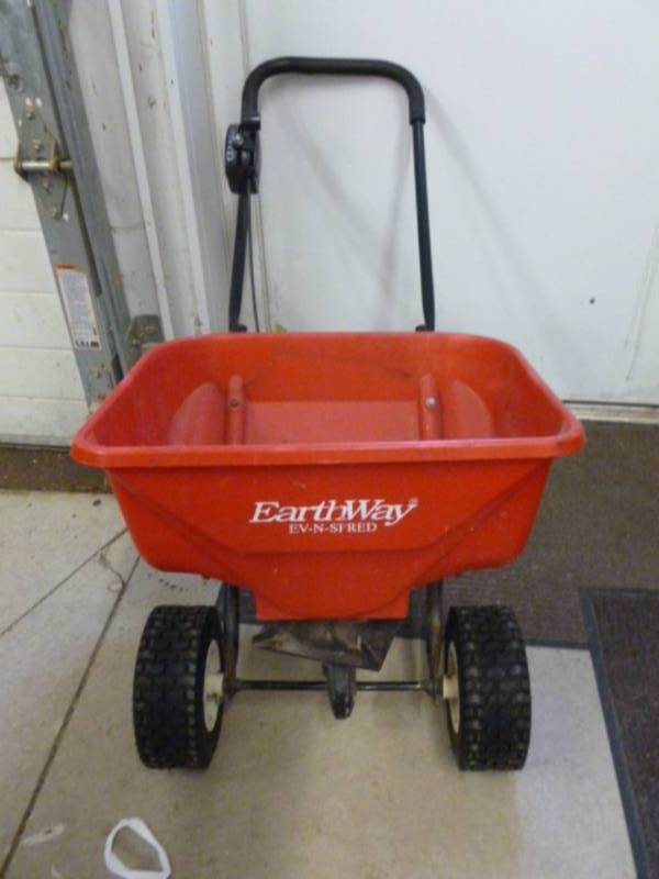 lot 204 image: Fertilizer Spreader