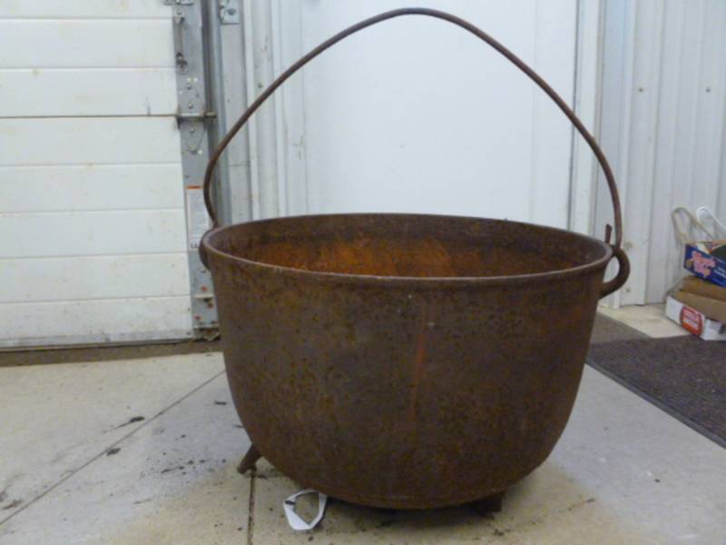 lot 218 image: Antique Hog Kettle