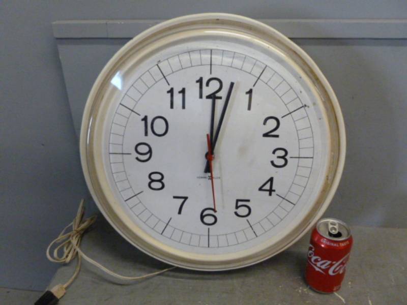 lot 223 image: Vintage Clock