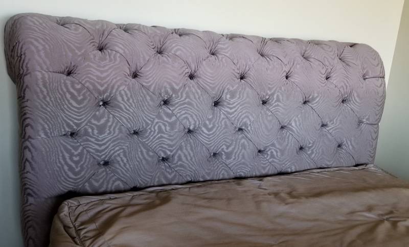 lot 48 image: Tufted Upholstered Queen Sleigh Bed Set