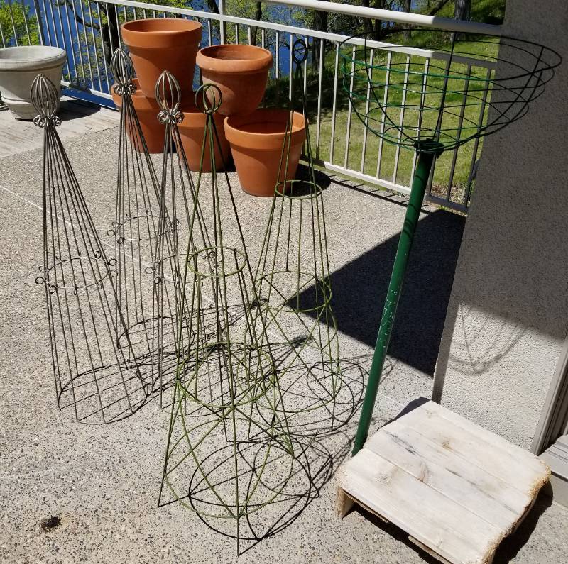 lot 118 image: Set of Garden Topiary Supports