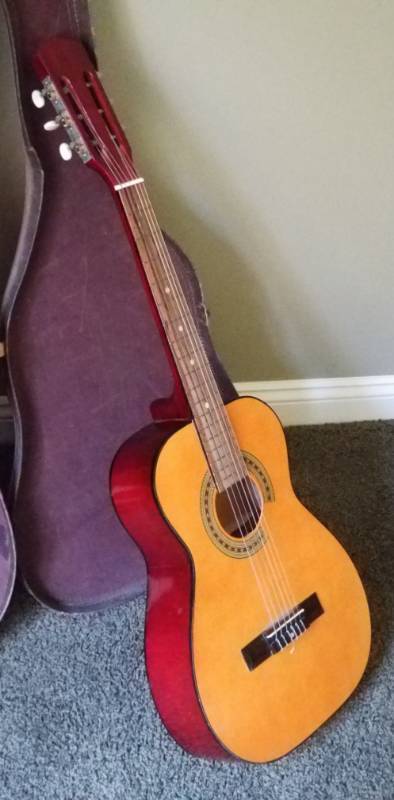 lot 185 image: Beginner Guitar