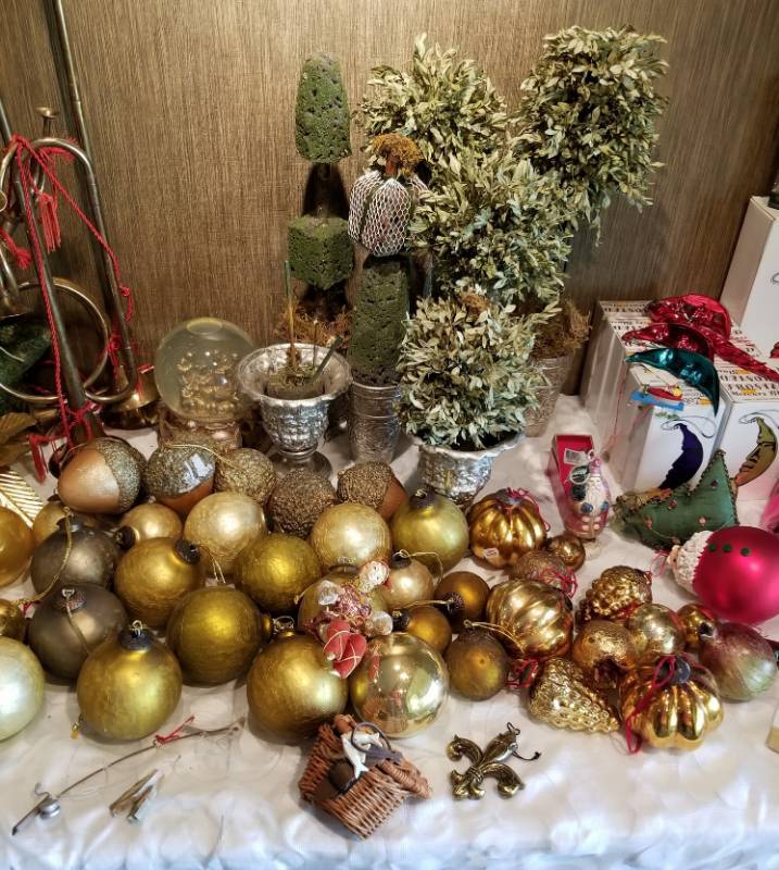 lot 166 image: Collection of Christmas Decorations