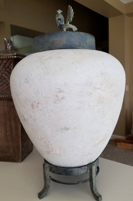 lot 161 image: Vase and Urn Collection of 3