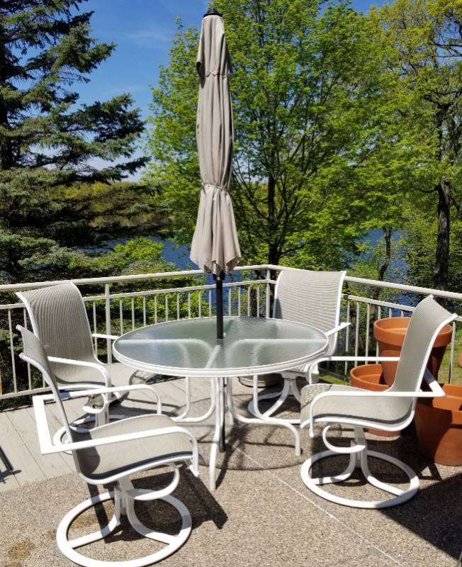 lot 107 image: Brown Jordan Outdoor Patio Set