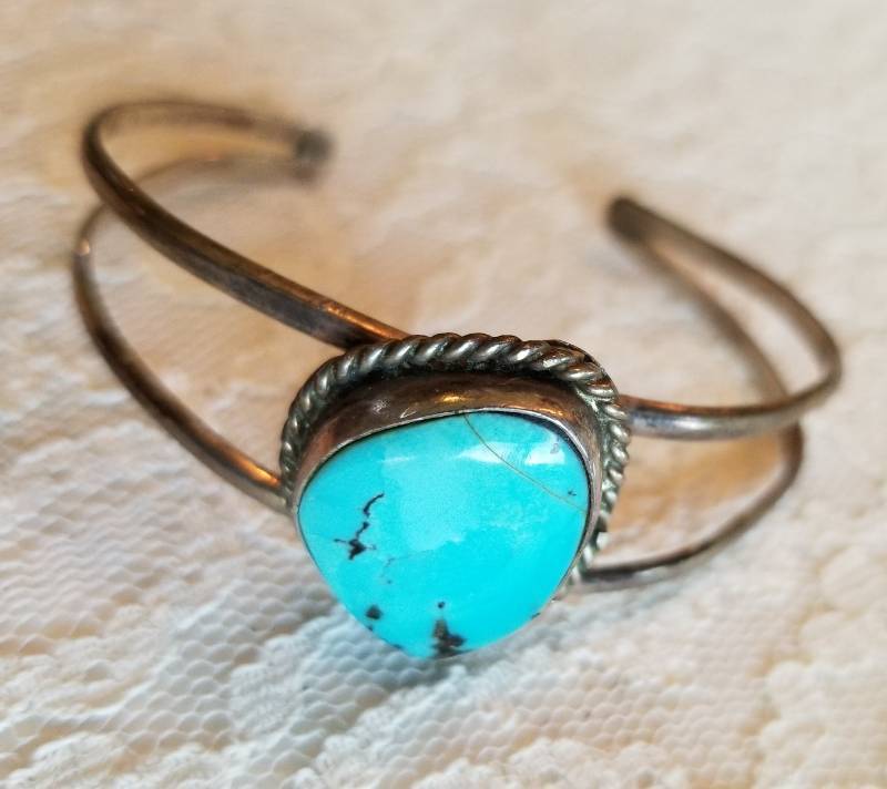 lot 24 image: Native American Pawn Silver Turquise Cabochon Bracelet