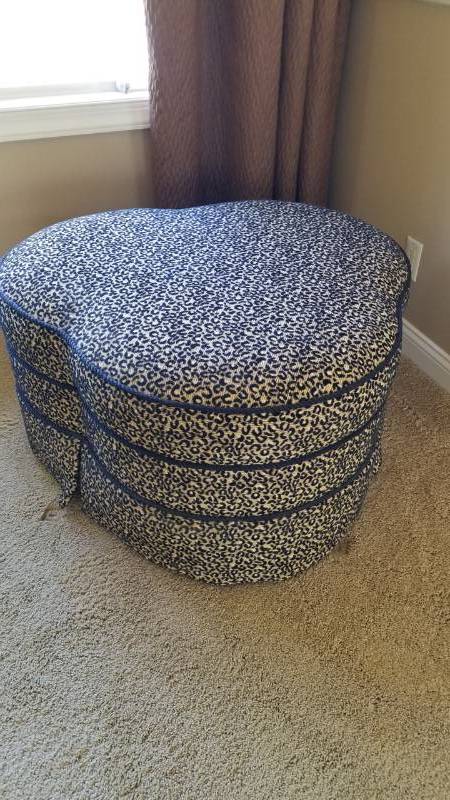 lot 34 image: Sherrill Leopard Print Clover Ottoman