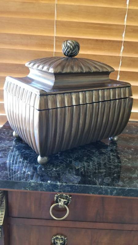 lot 146 image: Ribbed Enameled Box