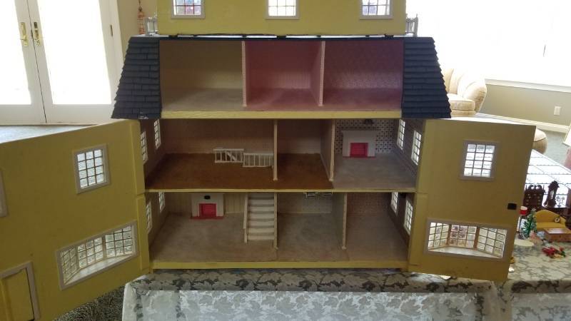 lot 134 image: Vintage Wood Doll House with Miniatures