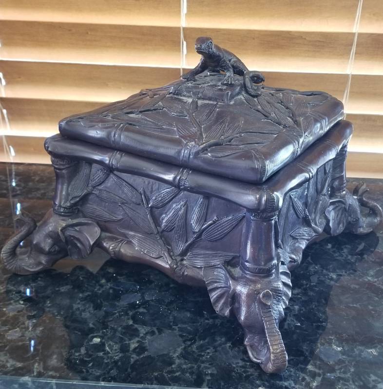 lot 6 image: Cast Bronze Elephant and Gecko Box