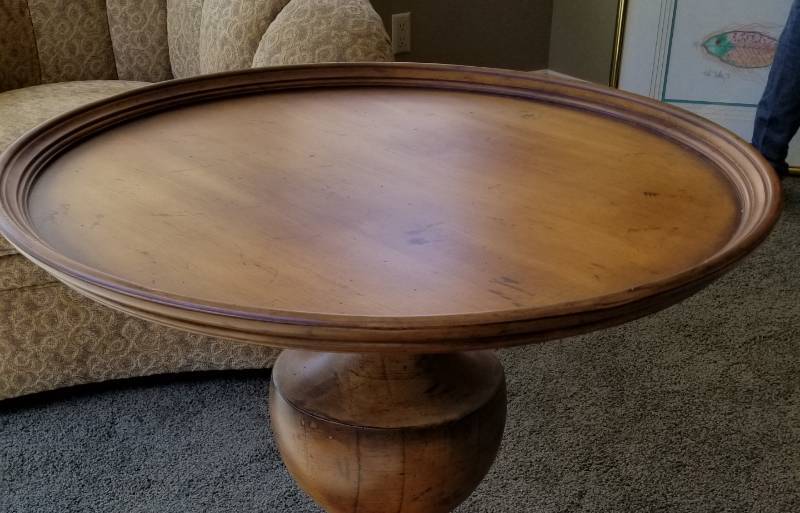 lot 40 image: Beautiful Round Fenestra Lamp Table