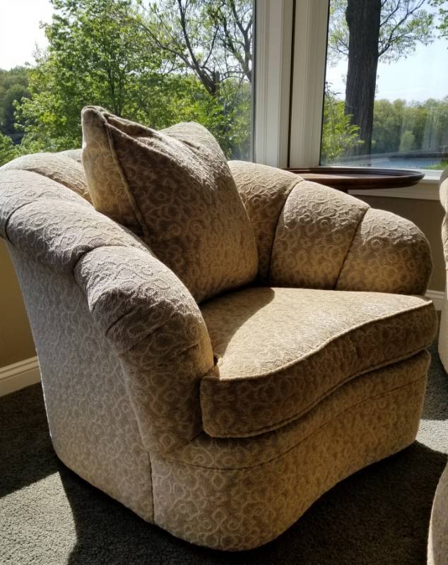 lot 32 image: Sherrill Swivel Club Chair, 2 of 2