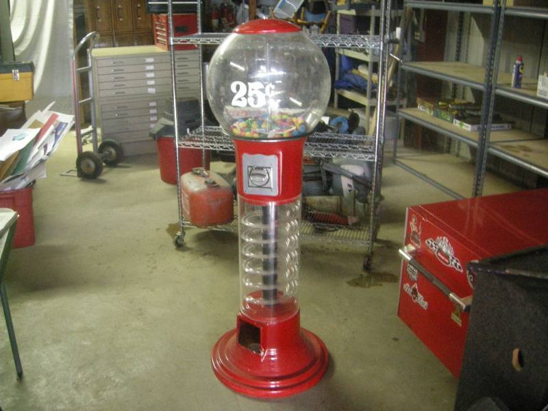 lot 7 image: Large Gumball Machine 25c