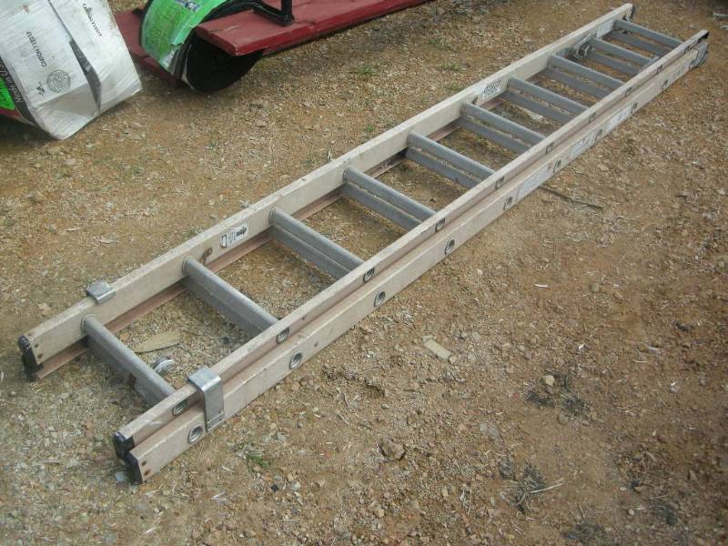 lot 9 image: Louisville Fiberglass 20 Extension Ladder