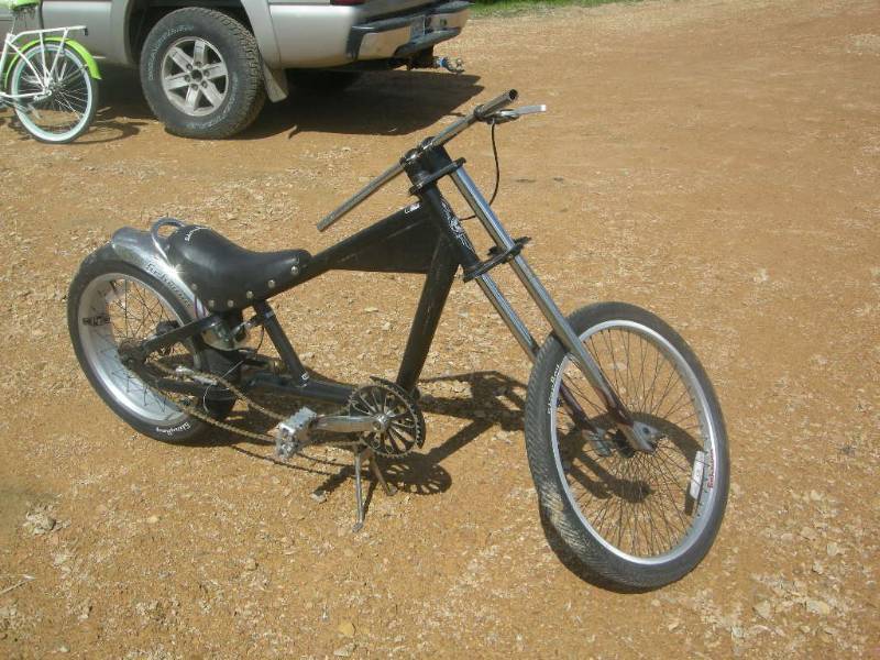 lot 12 image: Schwinn Sting Ray Chopper Bicycle