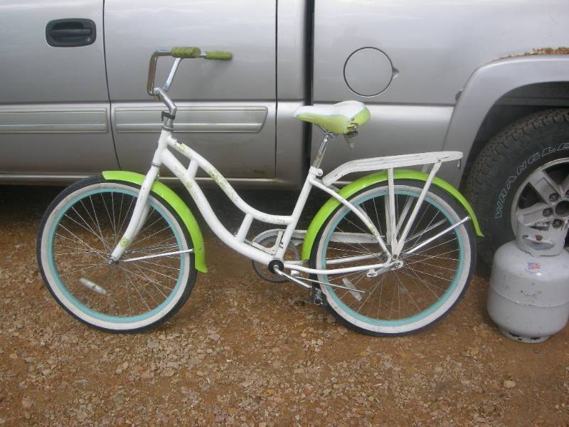 lot 13 image: Schwinn Ladys Bicycle